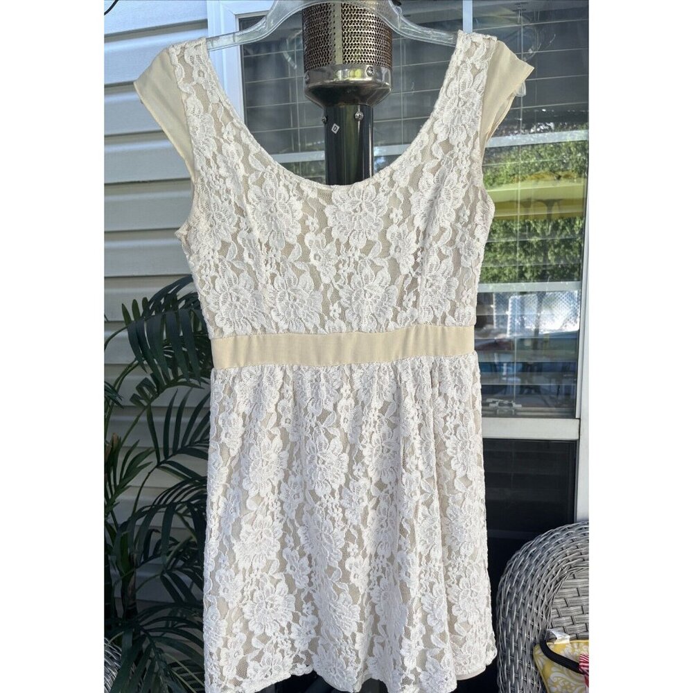 American Eagle Summer Lace  Overlay Top White Cream Size 4 Small Cap Sleeve